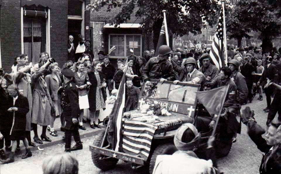 De bevrijders van Vlaardingen rijden over het Emaus richting de Kortedijk. 